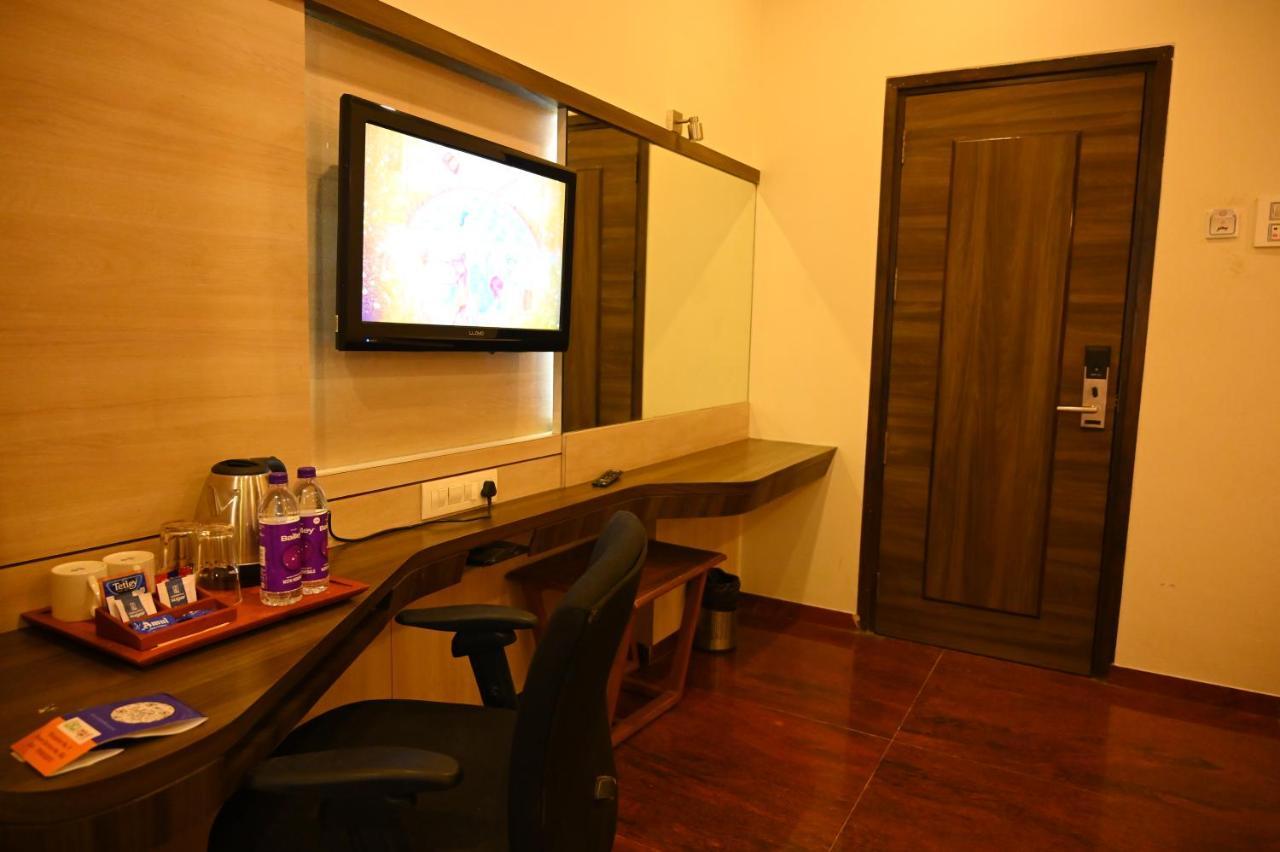 Hotel Center Point Solapur Bagian luar foto