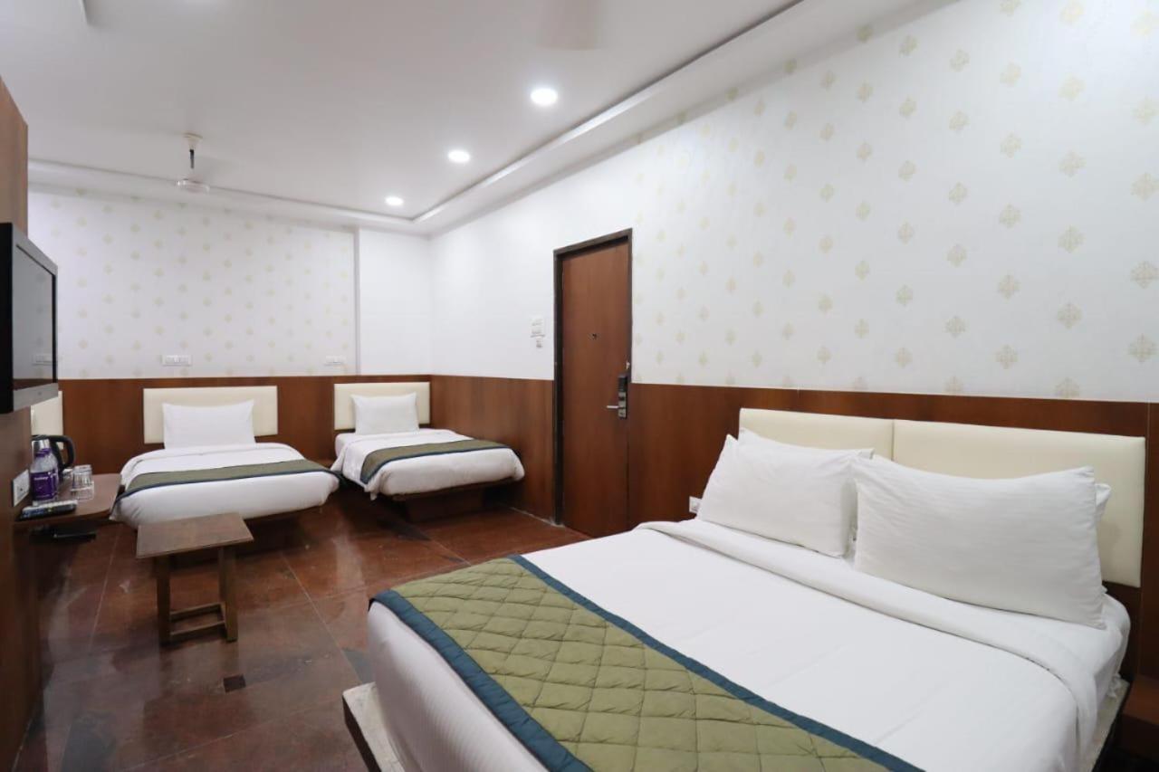 Hotel Center Point Solapur Bagian luar foto