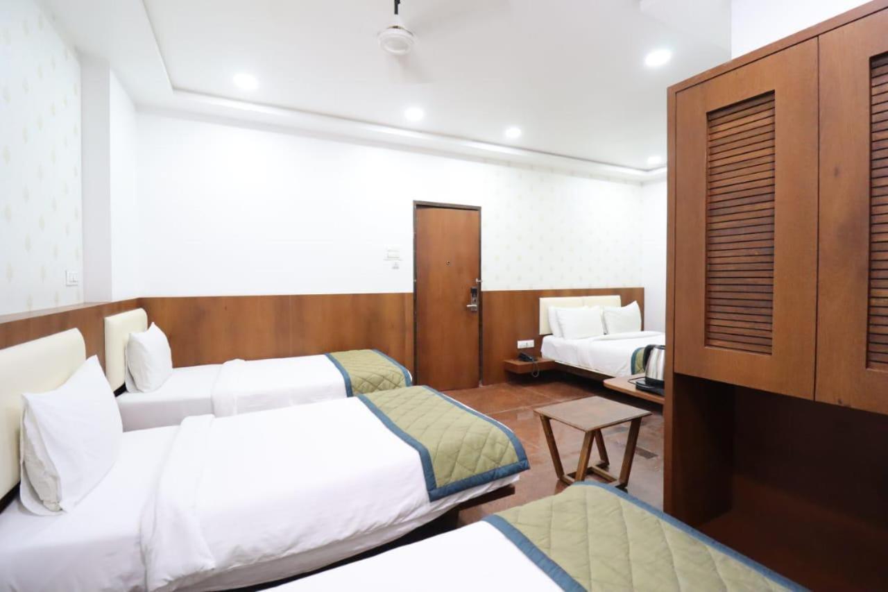 Hotel Center Point Solapur Bagian luar foto